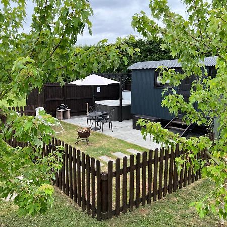 Shepherds Hut With Hot Tub Вэллс Экстерьер фото