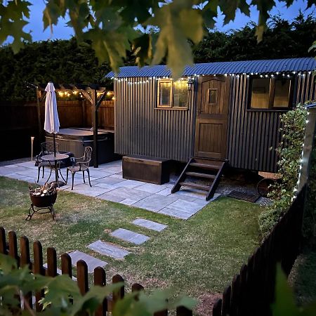 Shepherds Hut With Hot Tub Вэллс Экстерьер фото