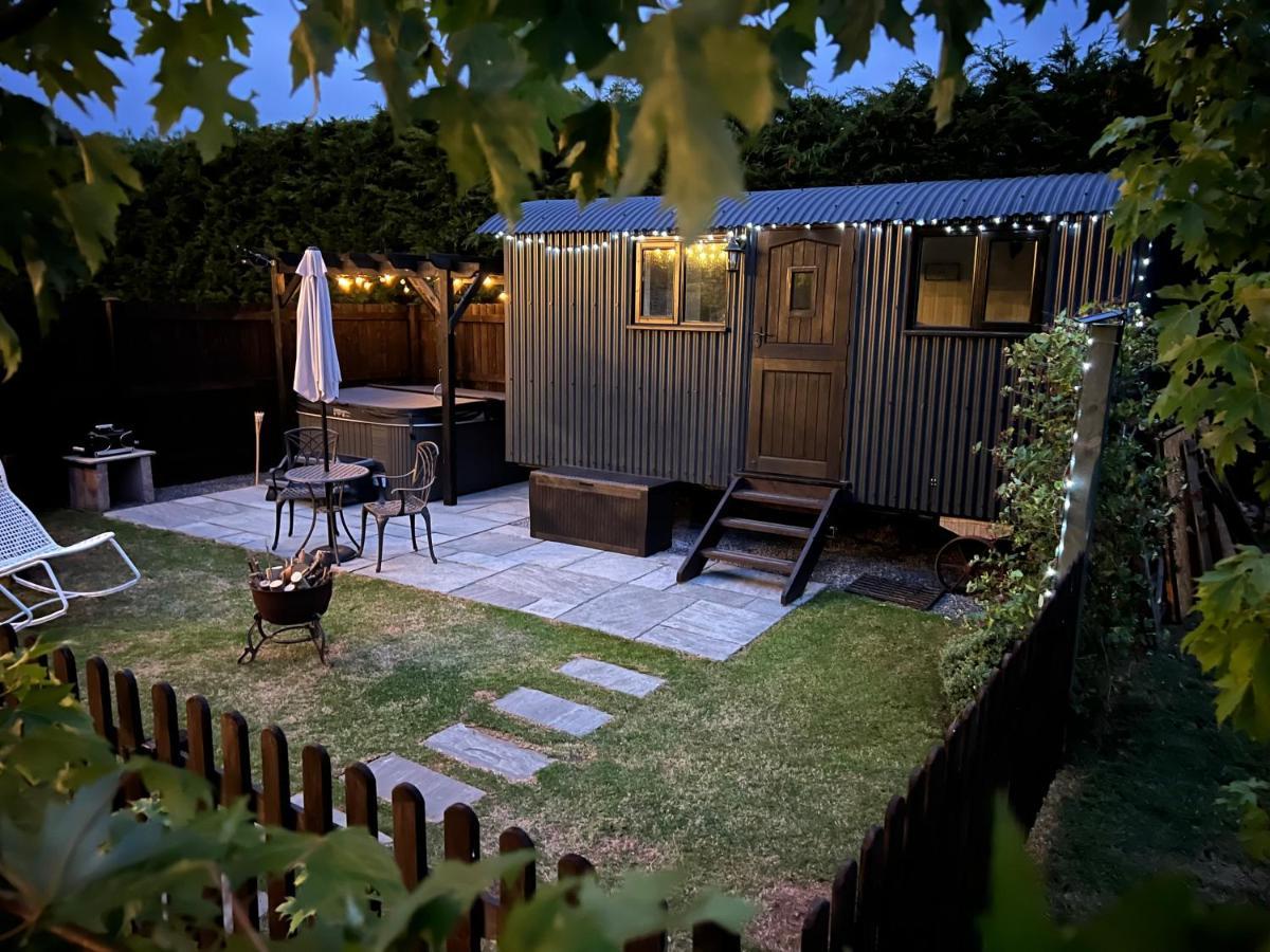 Shepherds Hut With Hot Tub Вэллс Экстерьер фото