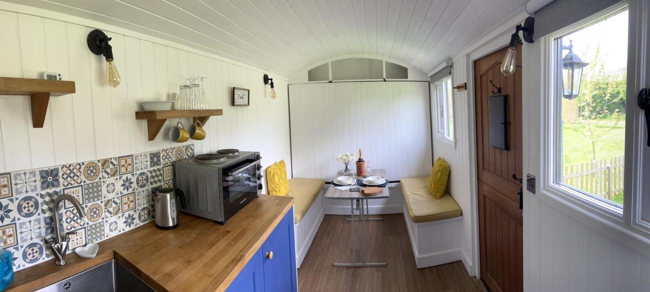 Shepherds Hut With Hot Tub Вэллс Экстерьер фото